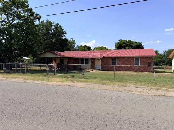 810 Warren Road , Henryetta, OK 74437