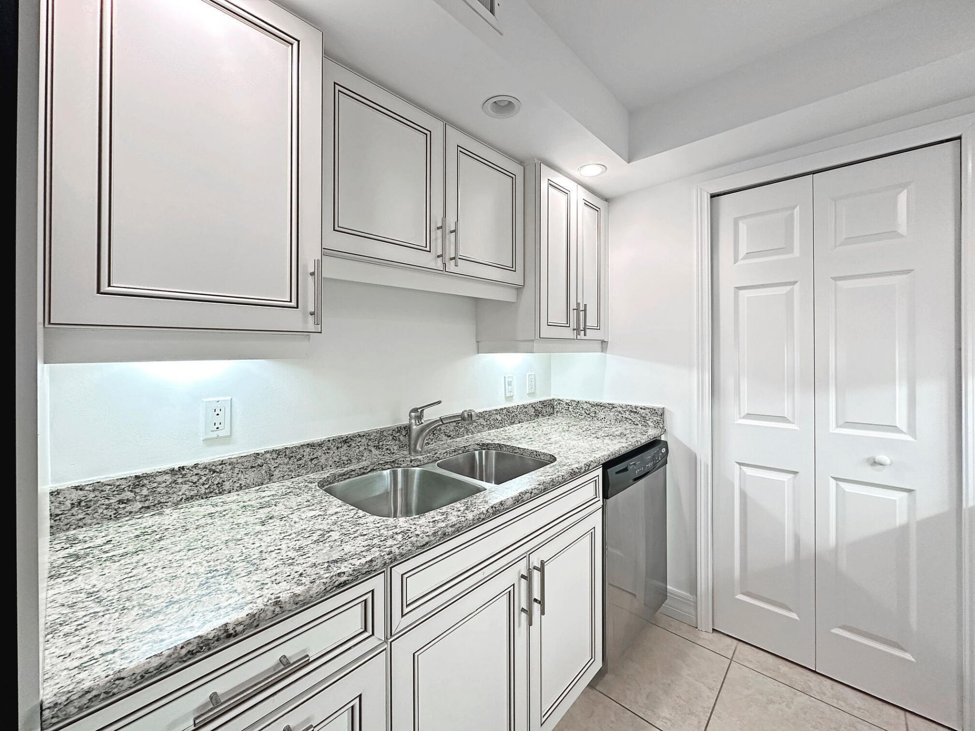 3000 N Ocean Drive, Unit 19-B, Singer Island, FL 33404 Photo