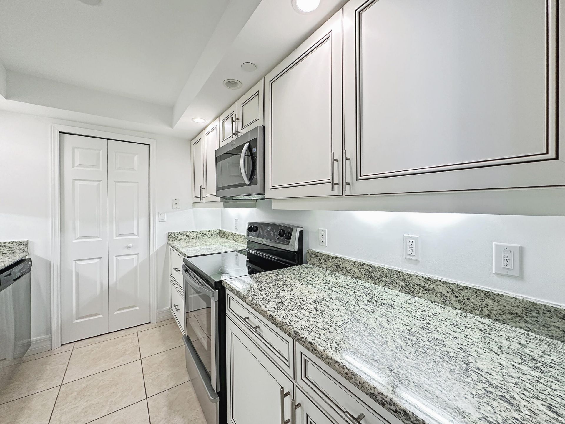 3000 N Ocean Drive, Unit 19-B, Singer Island, FL 33404 Photo