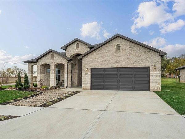 18510 W 195th Terrace, Spring Hill, KS 66083