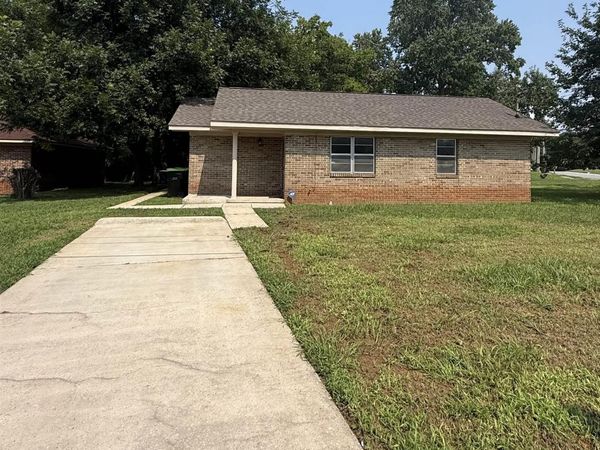 102 Elm Court NE, Decatur, AL 35601