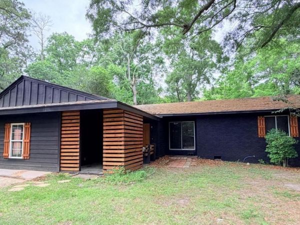 2815 Hillside Dr., Hattiesburg, MS 39401