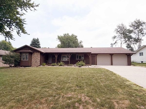 205 Louisiana Ave SW, Orange City, IA 51041