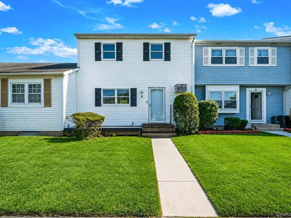 5 Hampton Court, Coram, NY 11727