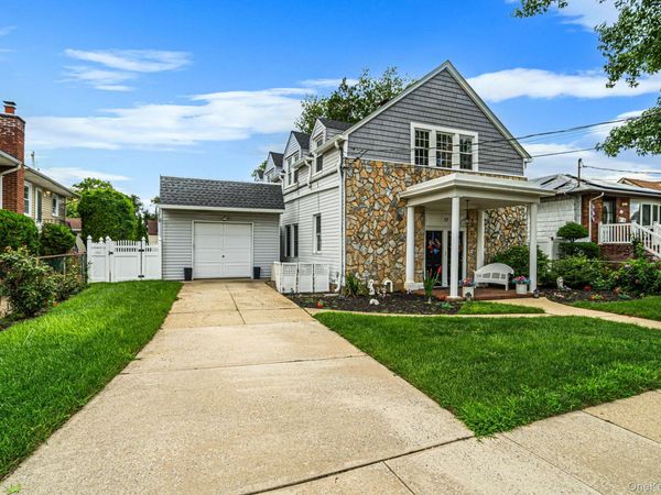 17 Oxford Street, Malverne, NY 11565