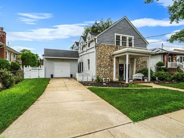 17 Oxford Street, Malverne, NY 11565