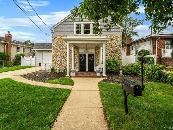 17 Oxford Street, Malverne, NY 11565