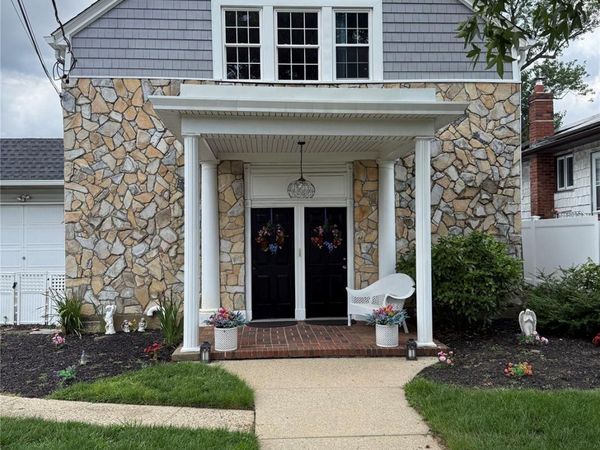 17 Oxford Street, Malverne, NY 11565