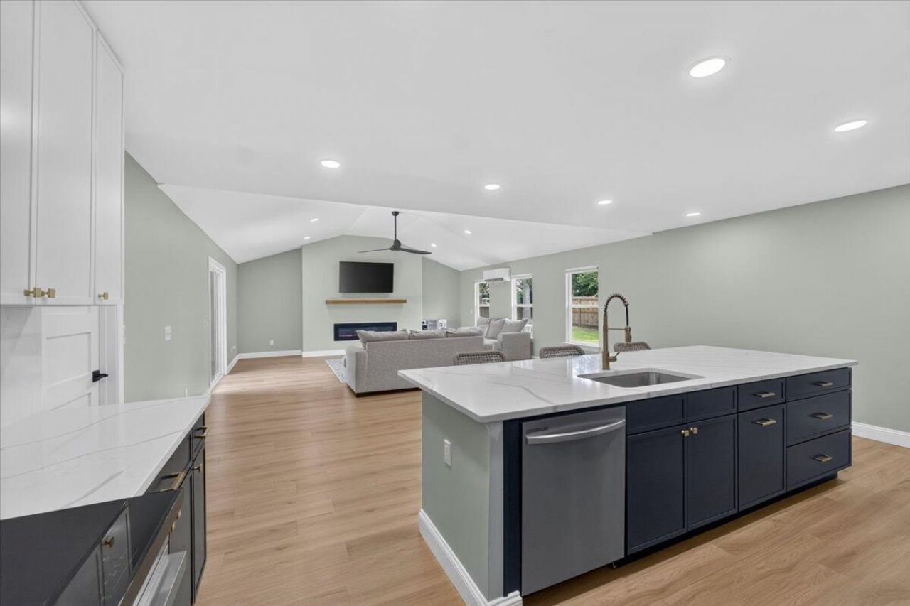 127 Saint Marks Drive Photo 6