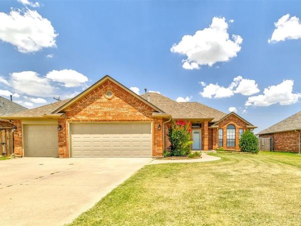 551 W Geronimo Court Way, Mustang, OK 73064