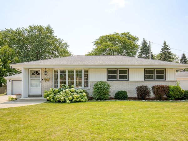 N87W18091 Summit Dr, Menomonee Falls, WI 53051
