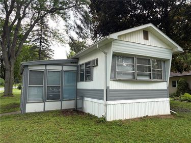 15 Lakewood Village, Medina, NY 14103