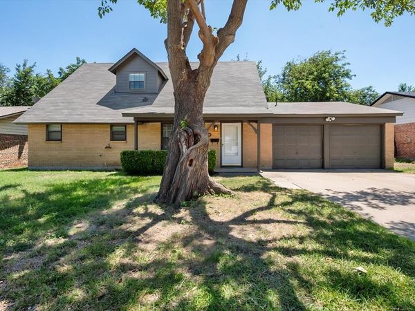 800 E Bovell Street , Crowley, TX 76036
