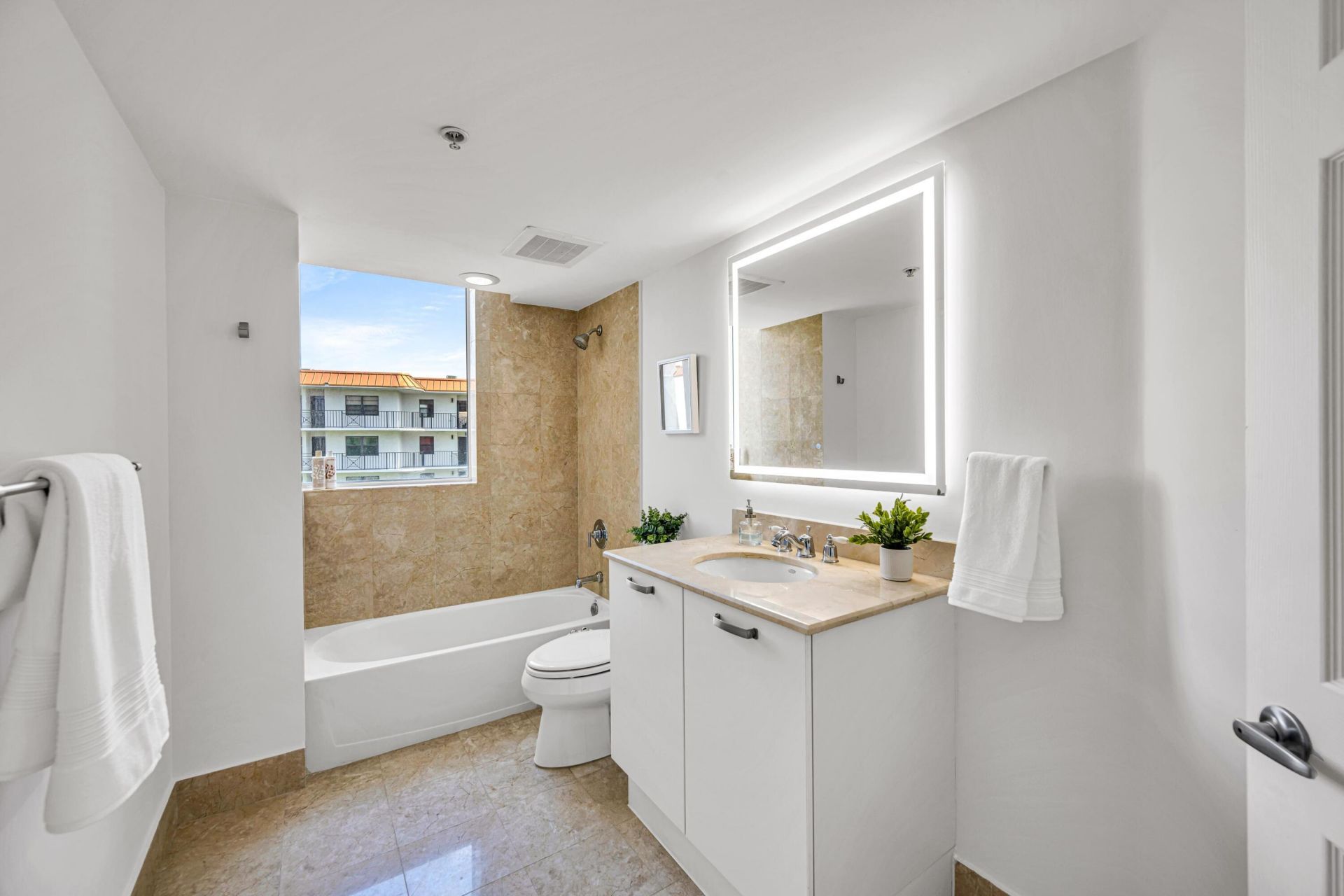 2011 N Ocean Boulevard, Unit 405, Fort Lauderdale, FL 33305 Photo