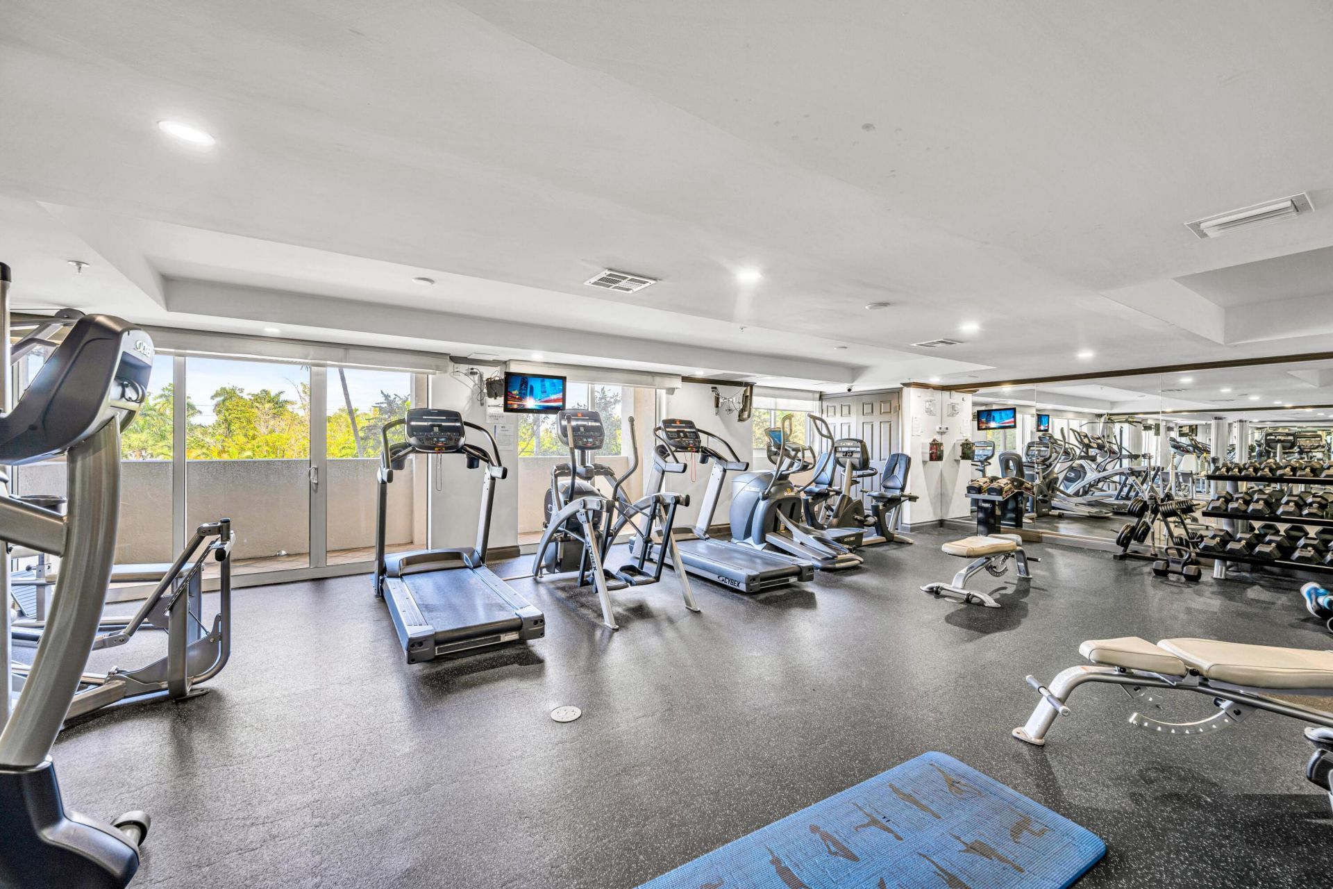 2011 N Ocean Boulevard, Unit 405, Fort Lauderdale, FL 33305 Photo