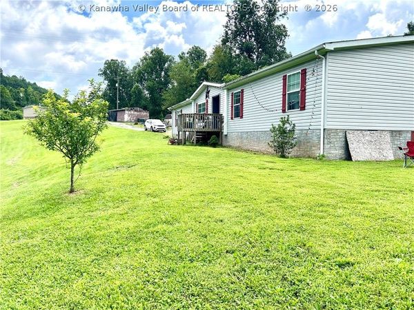 1407 State Route 34 Highway, Hurricane, WV 25526