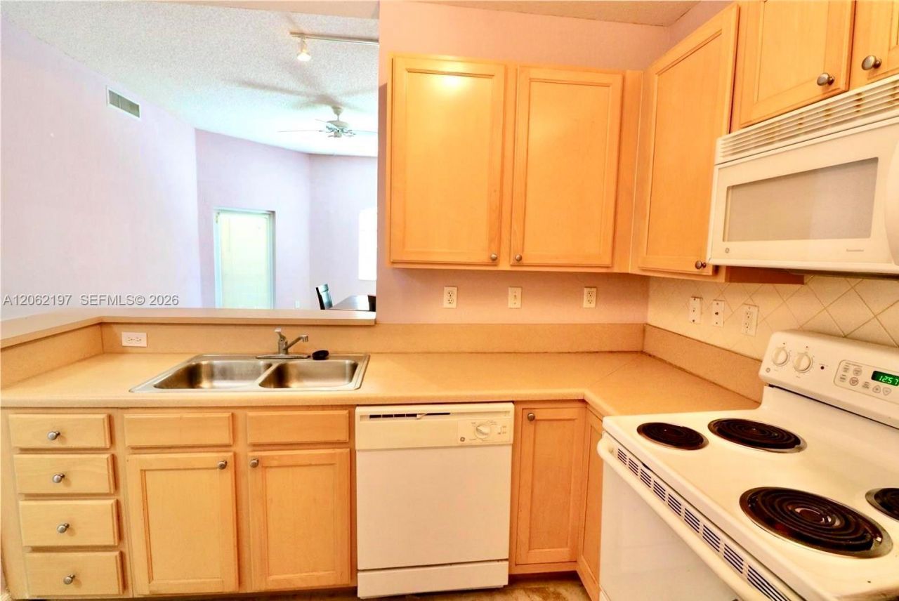 6001 SW 70th St , Unit 117, South Miami, FL 33143 Photo