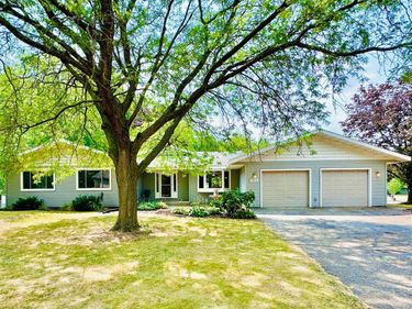 1915 Twin Circle Drive, Mendota Heights, MN 55118