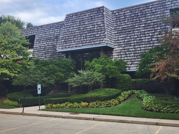 100 Red Top Drive, Unit 303, Libertyville, IL 60048