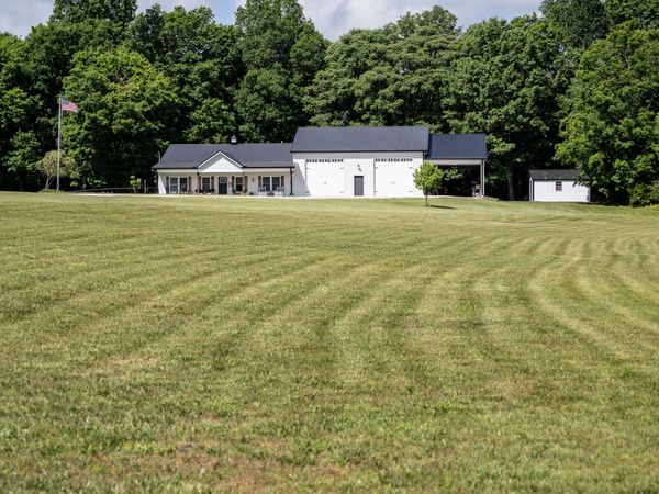 1004 Breeden Rd, Charlotte, TN 37036