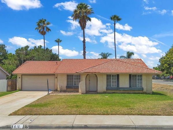 910 S Larch, Rialto, CA 92316