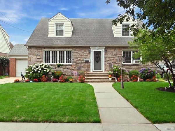166 Beech Street , Floral Park, NY 11001