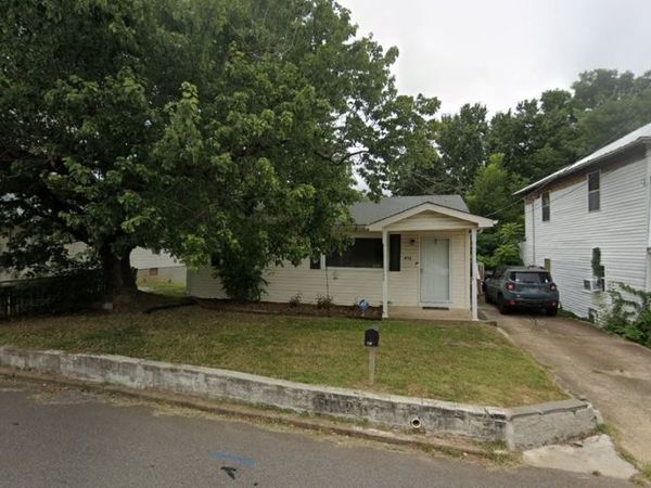 418 W Blythe St W, Paris, TN 38242
