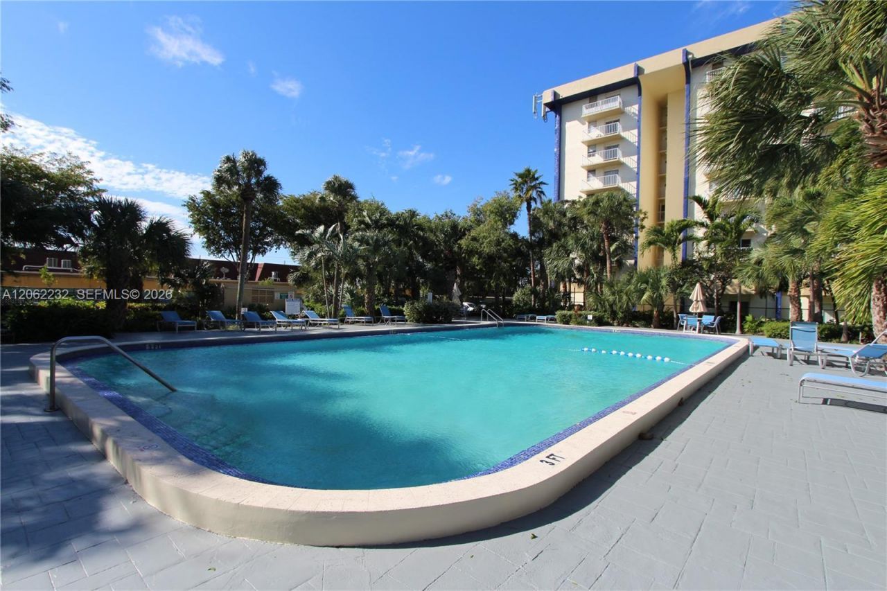 4550 NW 9th St, Unit 706E, Miami, FL 33126 Photo