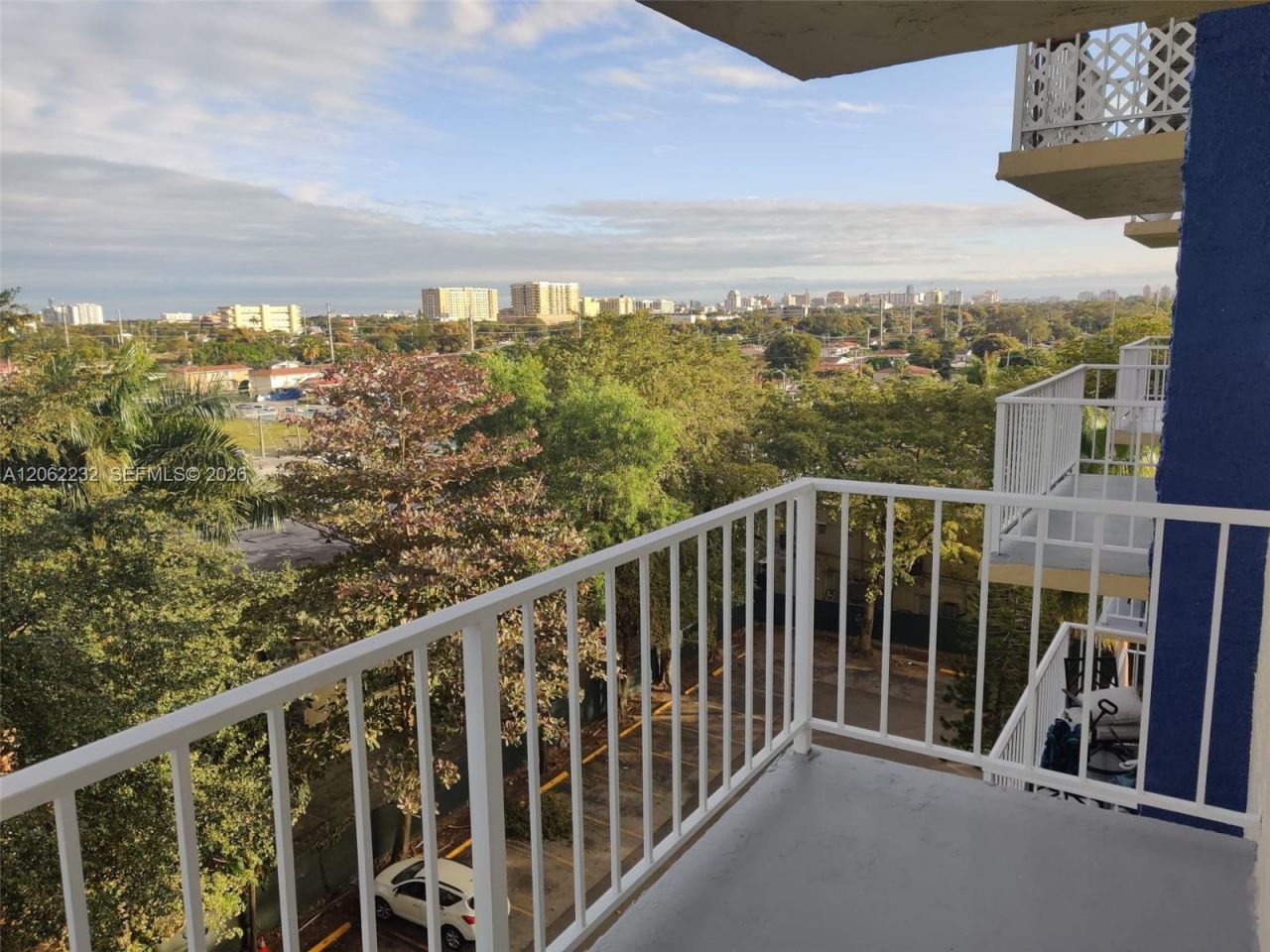 4550 NW 9th St, Unit 706E, Miami, FL 33126 Photo