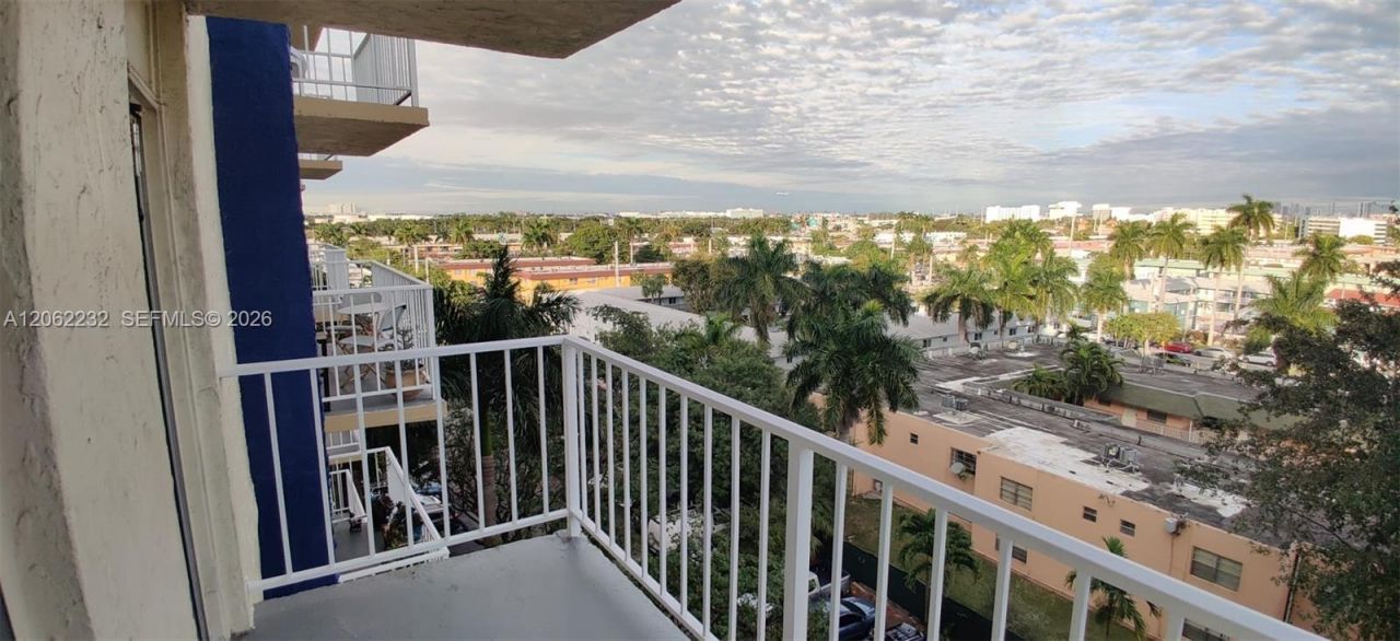 4550 NW 9th St, Unit 706E, Miami, FL 33126 Photo