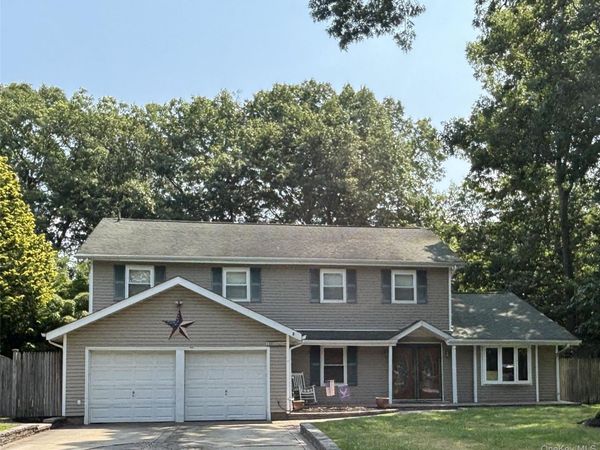 15 Sandy Court , Lake Grove, NY 11755
