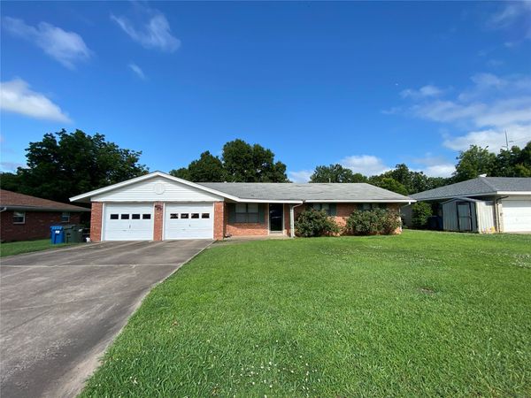 912 S Thompson Avenue , Cushing, OK 74023