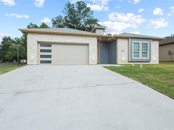 401 S 4th Street , Bonham, TX 75418