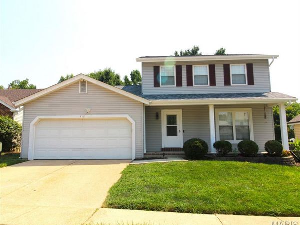 912 Oakwood Farms Lane, Ballwin, MO 63021