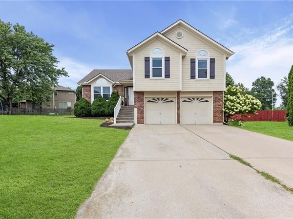 4401 SW Hillside Drive, Lee's Summit, MO 64082