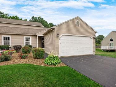 158 Slindes Woods Circle, North Syracuse, NY 13212