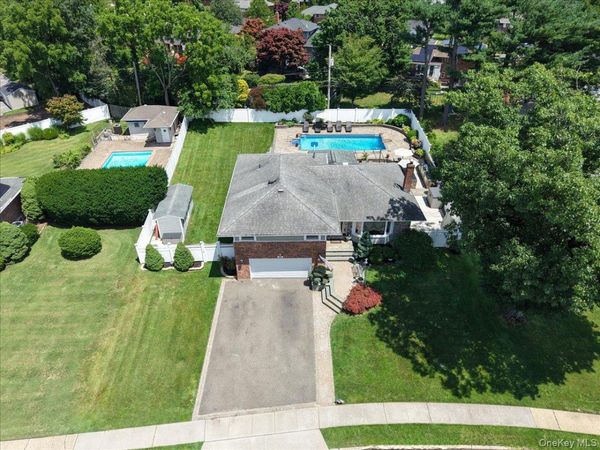 32 Lark Drive , Woodbury, NY 11797