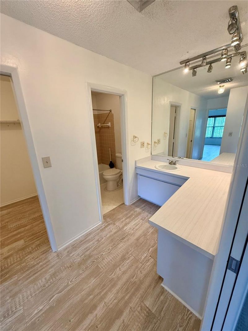 7880 Palm Aire Lane, Unit 203, Sarasota, FL 34243 Photo
