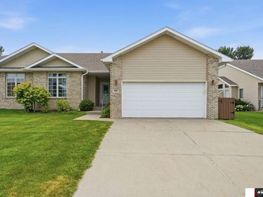 8111 Cheney Ridge Road, Lincoln, NE 68516