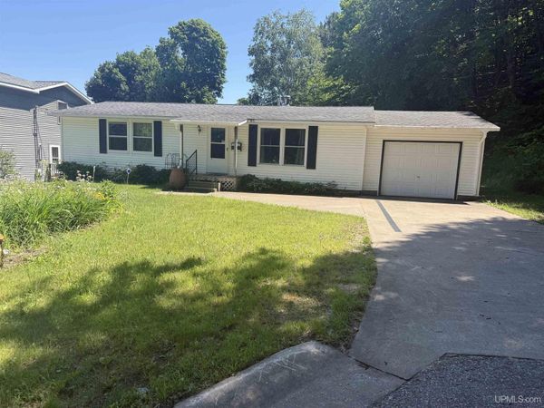 311 Chestnut Street, Munising, MI 49862