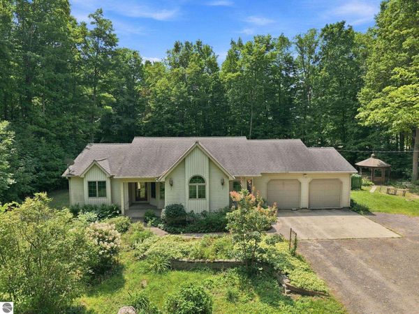 7212 46 1/2 Road E, Cadillac, MI 49601