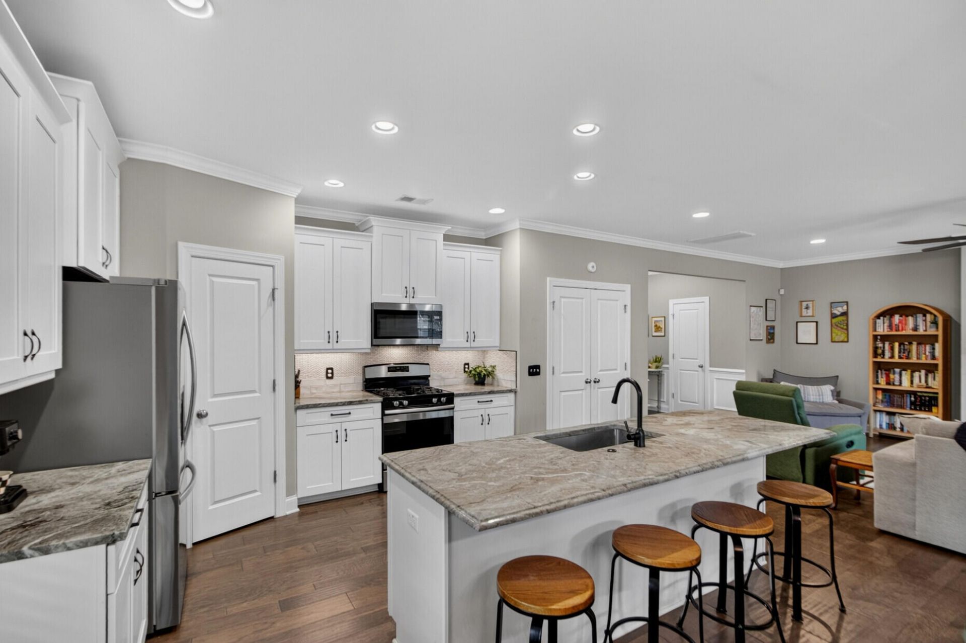 5476 Thompson Street Photo 16