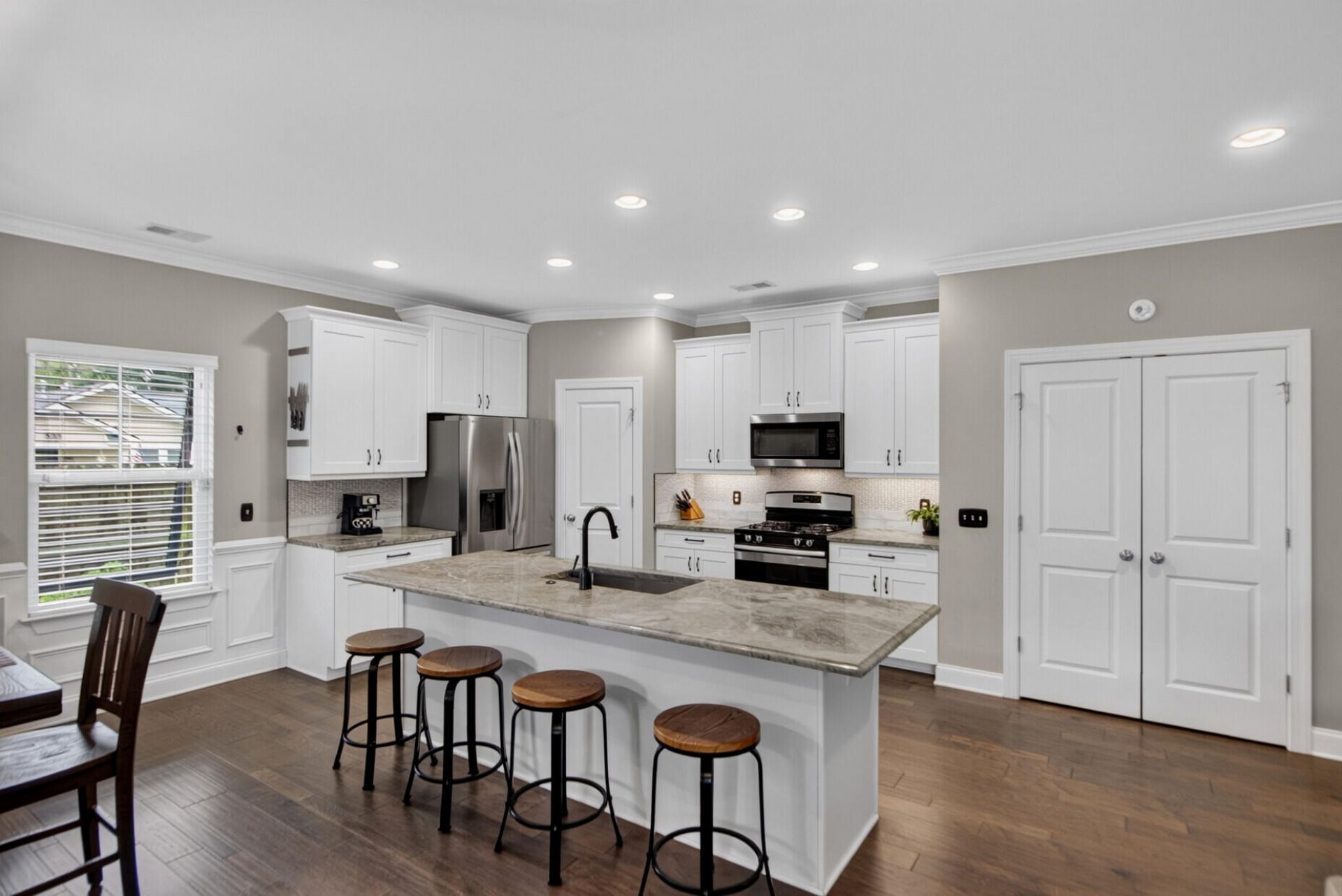 5476 Thompson Street Photo 5