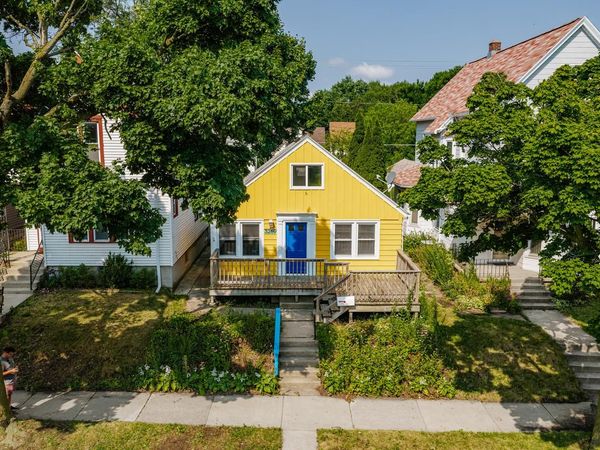 3269 N Oakland AVENUE, Milwaukee, WI 53211