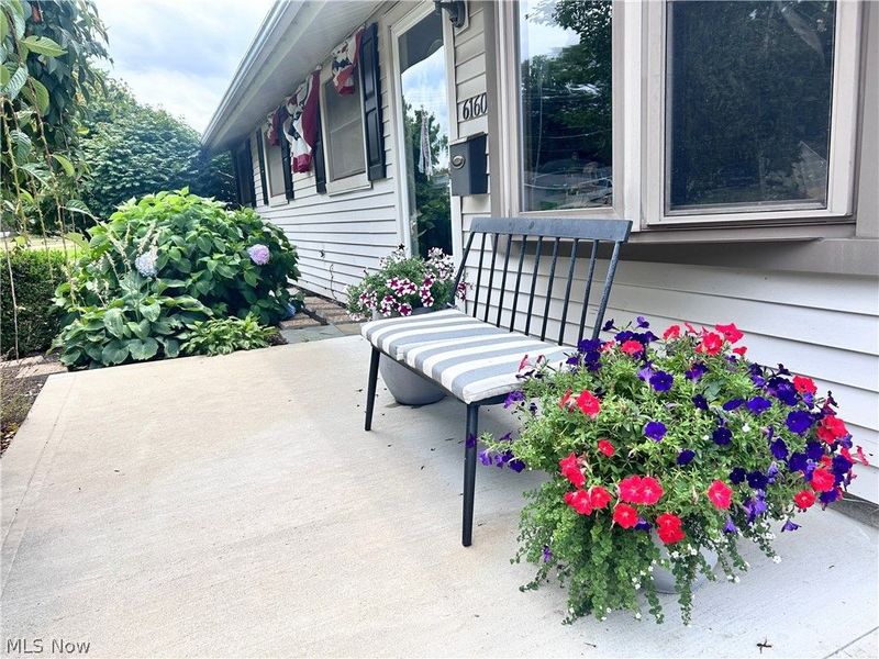 6160 Thistlewood Drive, Mentor, OH 44060 Photo 2