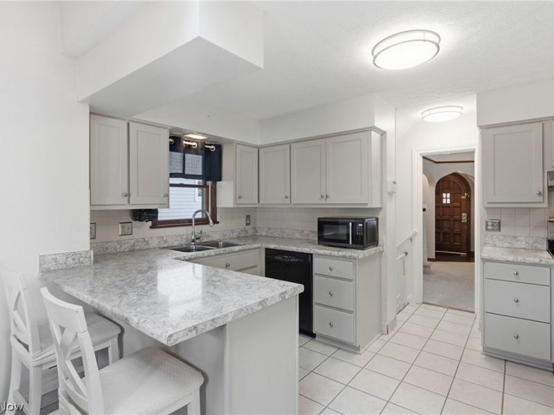 8005 Dresden Avenue, Parma, OH 44129 Photo 11