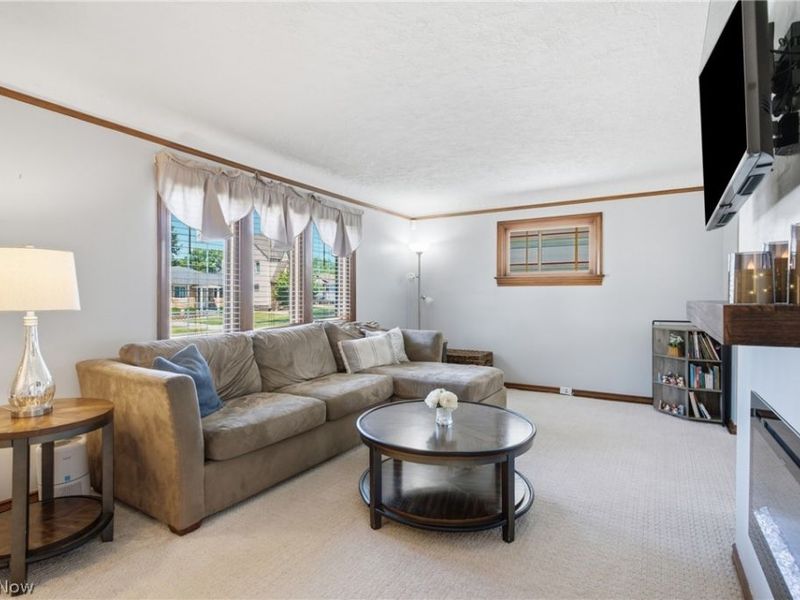 8005 Dresden Avenue, Parma, OH 44129 Photo 5