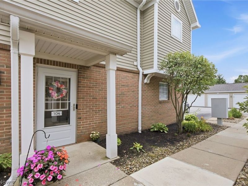 3284 Lenox Village Drive, Unit 104, Fairlawn, OH 44333 Photo 2