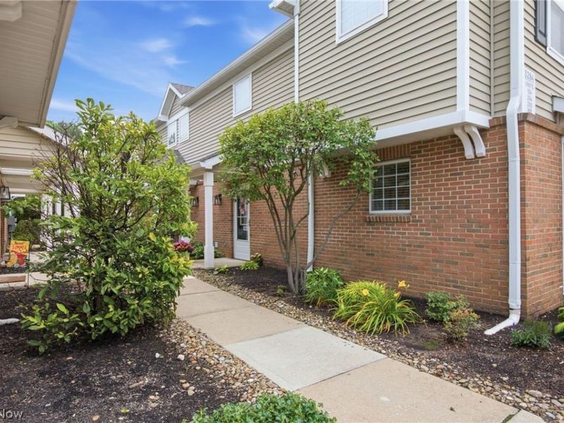 3284 Lenox Village Drive, Unit 104, Fairlawn, OH 44333 Photo 2