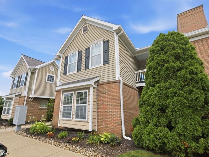 3284 Lenox Village Drive, Unit 104, Fairlawn, OH 44333 Photo 4